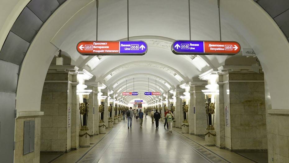 Неизвестные сообщили о бомбах на трех станциях метро в Петербурге