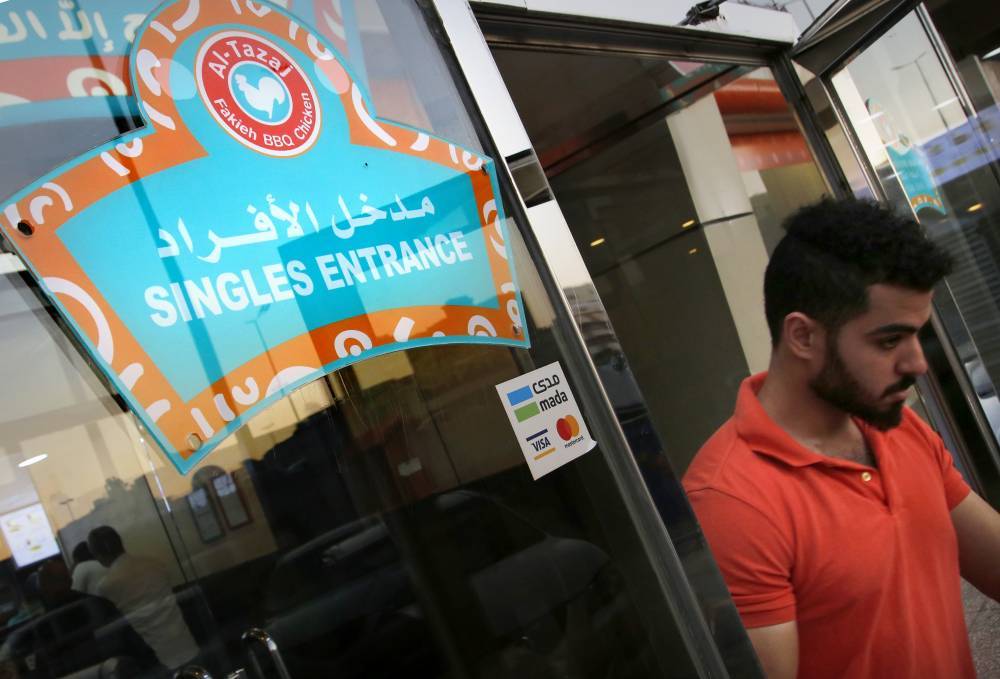 В Саудовской Аравии мужчин и женщин начали впускать в рестораны через общий вход
