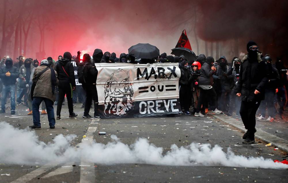 В Париже продолжается транспортный сбой из-за забастовки противников пенсионной реформы