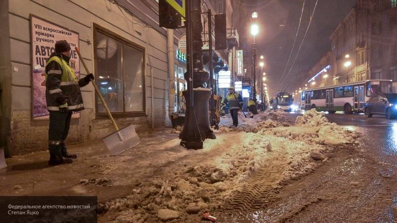 Больше тысячи дворников ликвидировали последствия воскресного снегопада в Петербурге