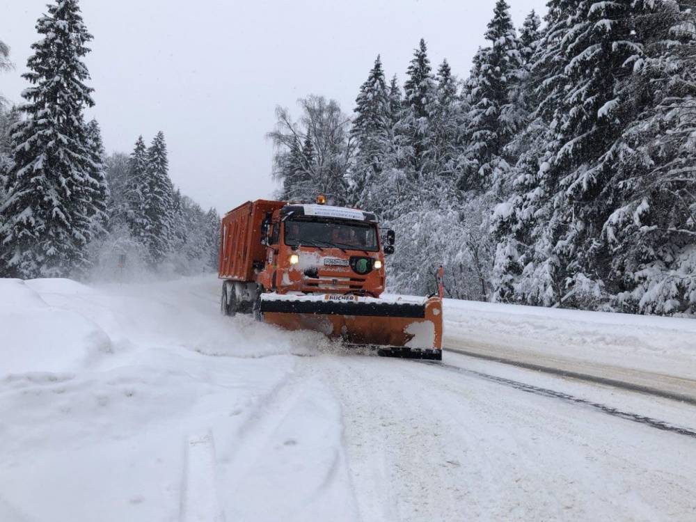 За выходные 7 тыс. километров областных дорог очистили от мокрого снега