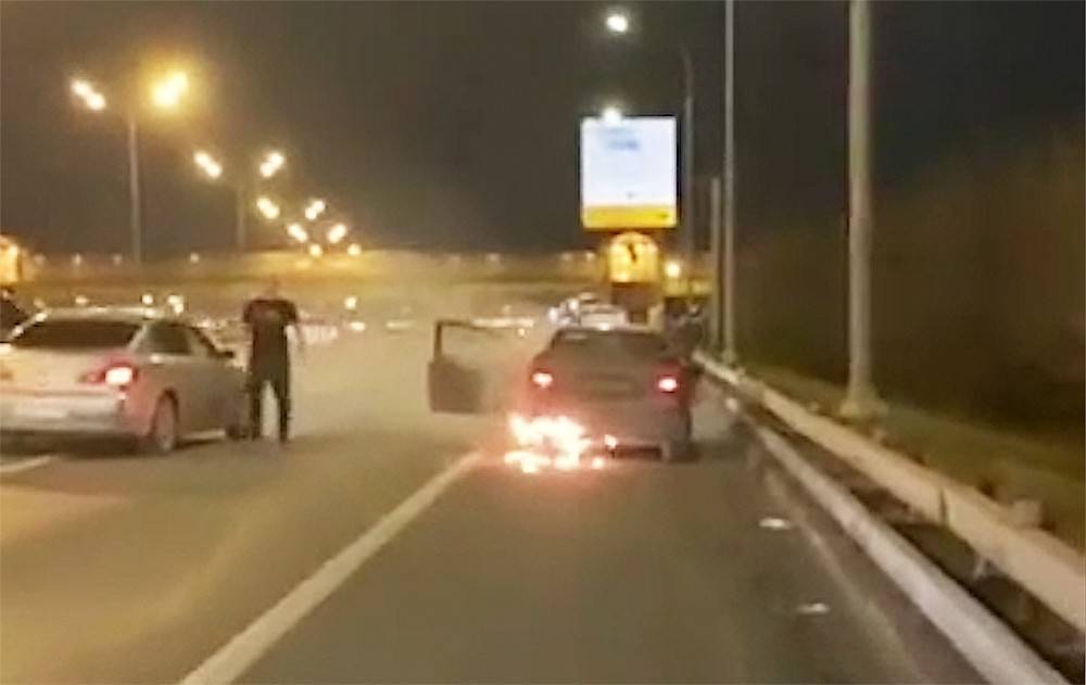 Пьяная женщина устроила гонки на горящей машине по МКАД (видео)