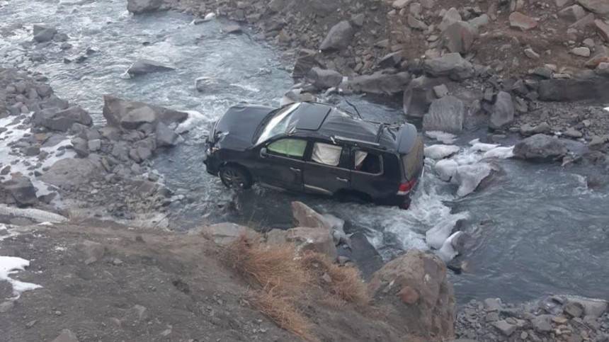 Видео: Машина с охотниками сорвалась в пропасть в Дагестане
