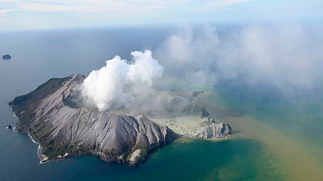 В Новой Зеландии ожил вулкан: десятки туристов попали в ловушку