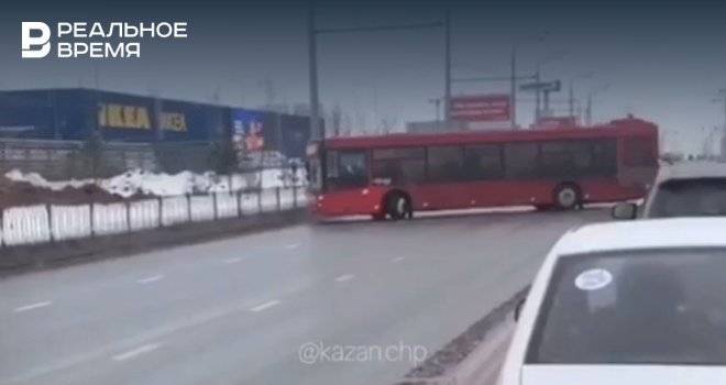 В Казани накажут водителя автобуса, который развернулся через две сплошные