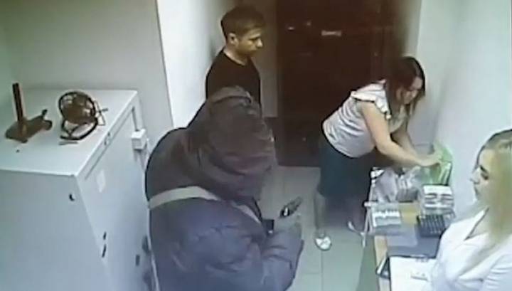 Налетчик с пистолетом и гранатой вынес 6 миллионов рублей из банка в Находке