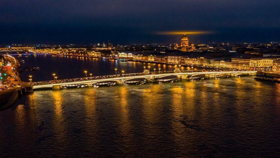 В ночь на вторник в Петербурге разведут Благовещенский мост