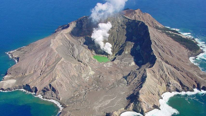 В Новой Зеландии извергается вулкан: у кратера были люди (Видео)