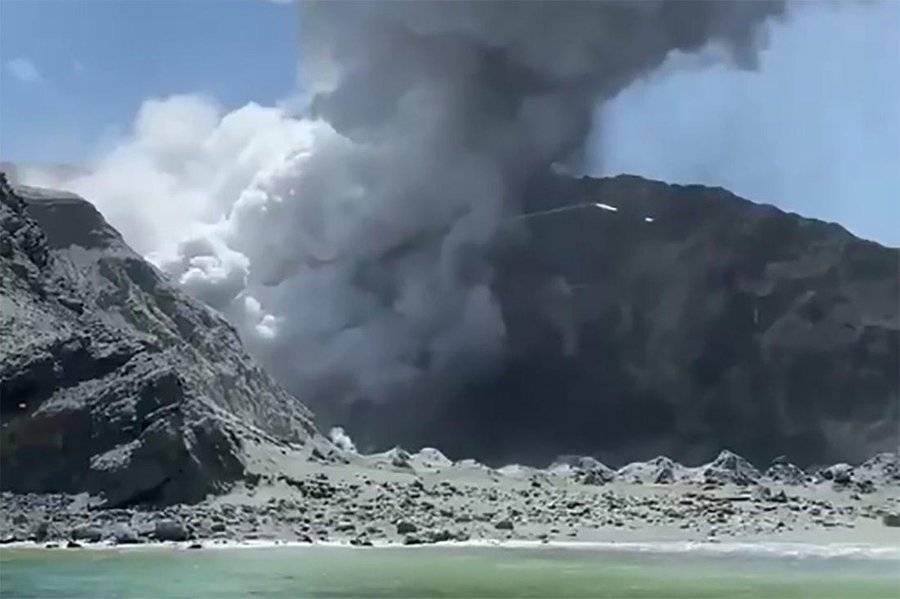 Не менее пяти человек погибли при извержении вулкана в Новой Зеландии