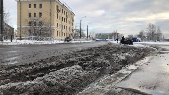 В выходные с улиц Петербурга вывезли 4 тысячи кубометров грязного снега