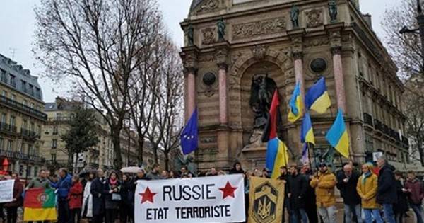 Митингующих украинцев с&nbsp;бандеровским флагом в&nbsp;Париже забросали яйцами