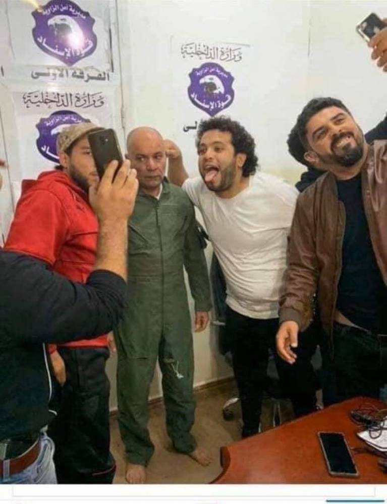Террористы из ПНС Ливии пытают людей прямо в офисе так называемого «МВД»