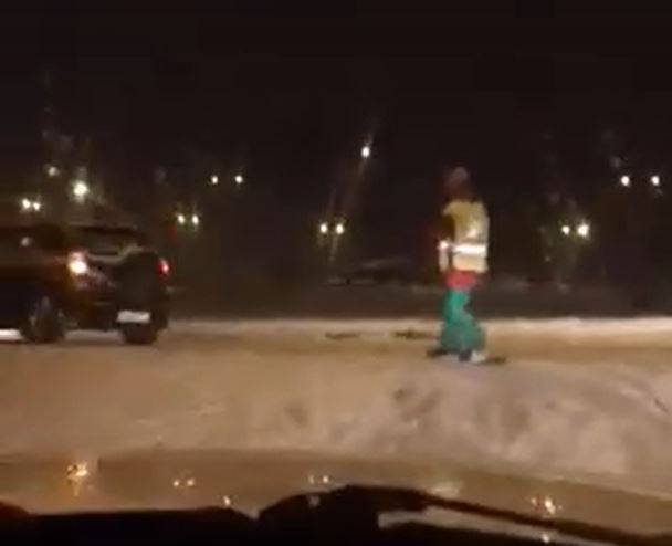 В ГИБДД прокомментировали видео с кемеровчанином, катающимся на сноуборде по дорогам