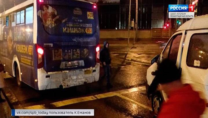 В Петербурге ищут водителя "Газели", протаранившего автобус с людьми