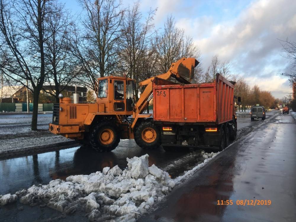 Дорожные службы Петербурга устранили последствия воскресного снегопада