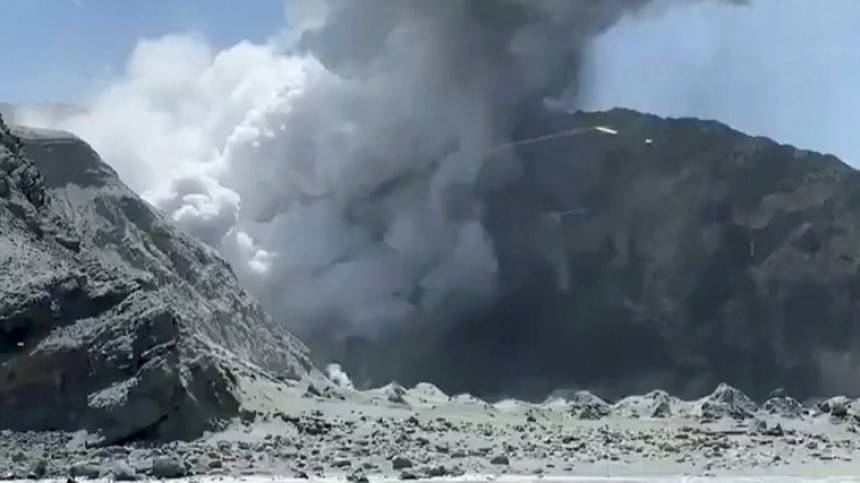 Извержение вулкана в Новой Зеландии: пять человек погибли, более 10 пропали без вести