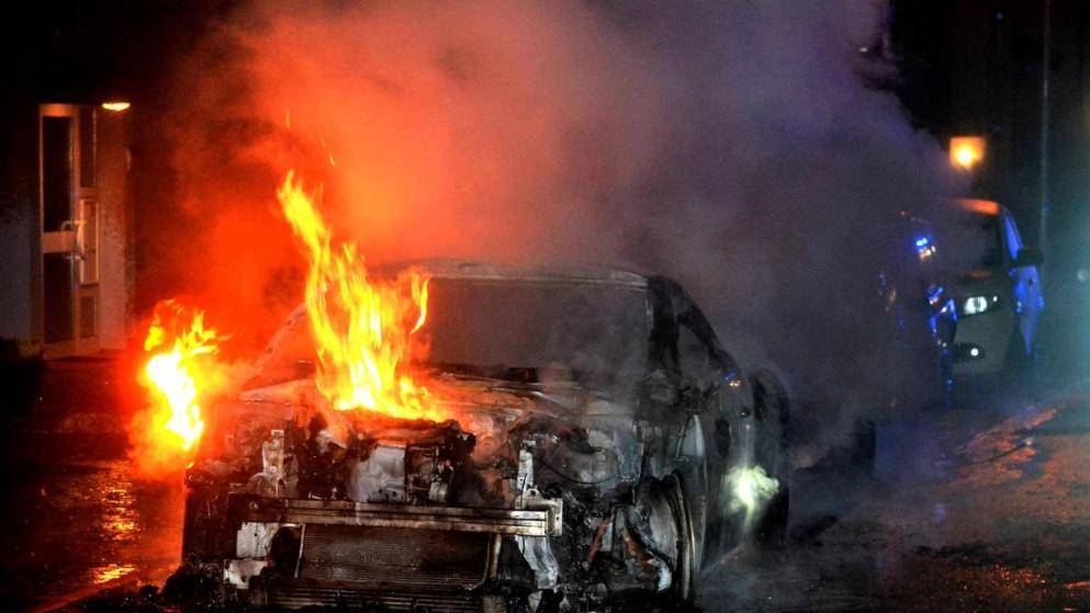 Из-за урезанного пособия сириец сжег более десятка дорогих автомобилей