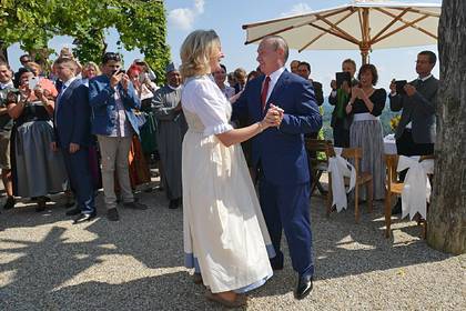 Бывшая глава МИД Австрии рассказала о танце с Путиным