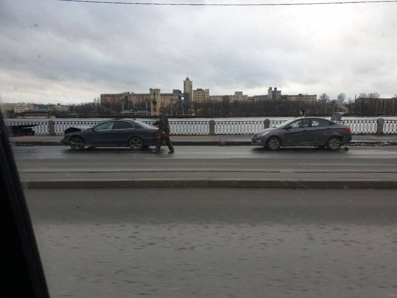 Эвакуатор убирает машины после ДТП на Октябрьской набережной