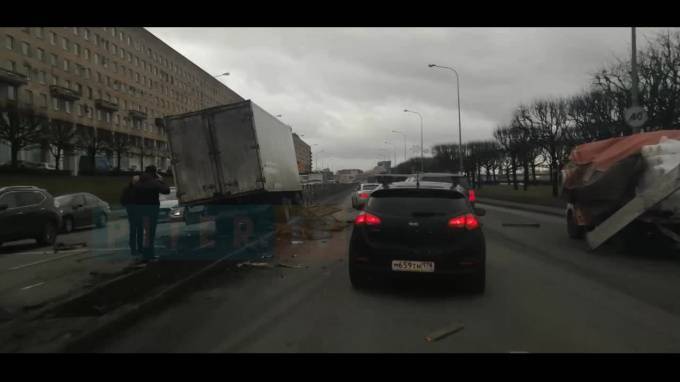 Видео: на Свердловской набережной грузовик пробил ограждение