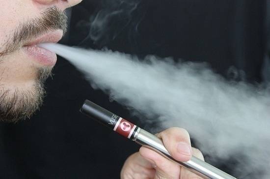 Госдума рассмотрит законопроект о приравнивании электронных сигарет к табаку 10 декабря