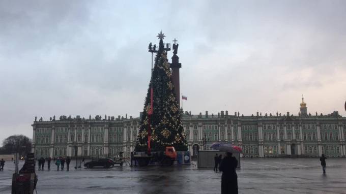 На Дворцовой площади завершается установка новогодней ёлки - piter.tv - Санкт-Петербург