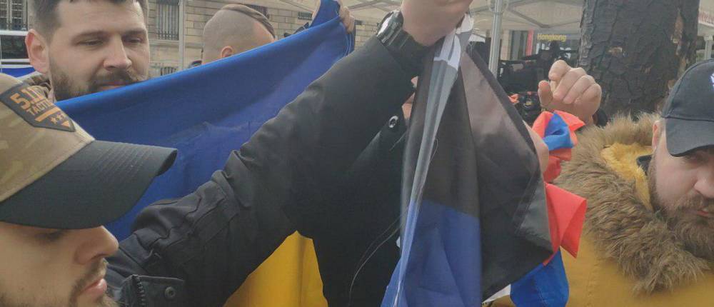 Украинские боевики надругались над флагами России и ДНР перед Елисейским дворцом