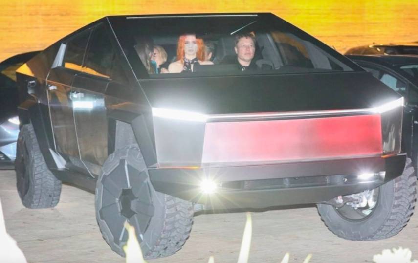 Илон Маск впервые проехался на Cybertruck в Лос-Анджелесе (Видео)