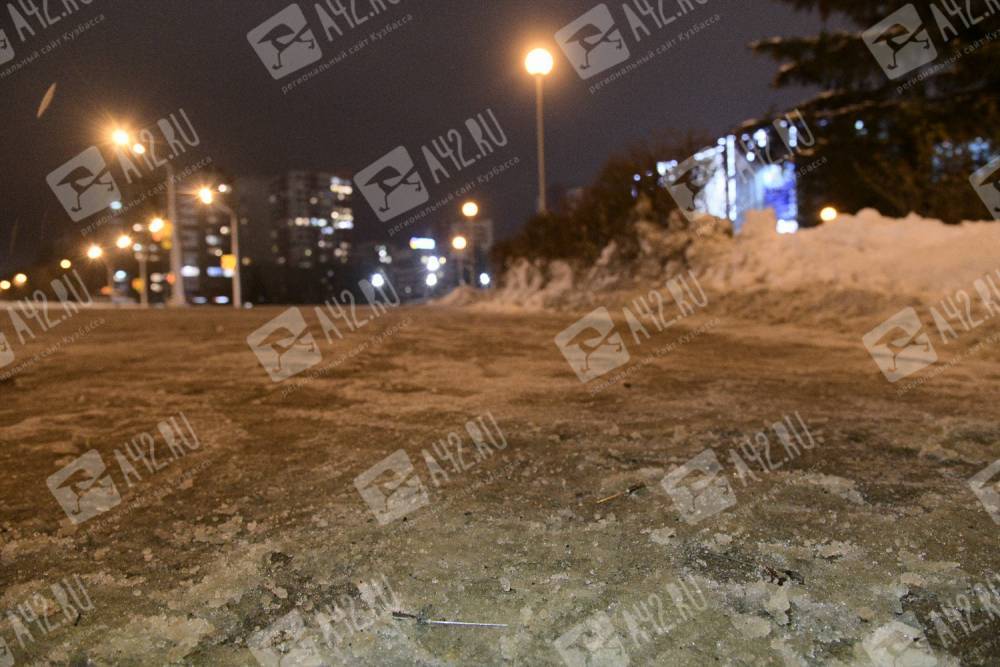 Неизвестные разбросали в центре Кемерова десятки игл от шприцев