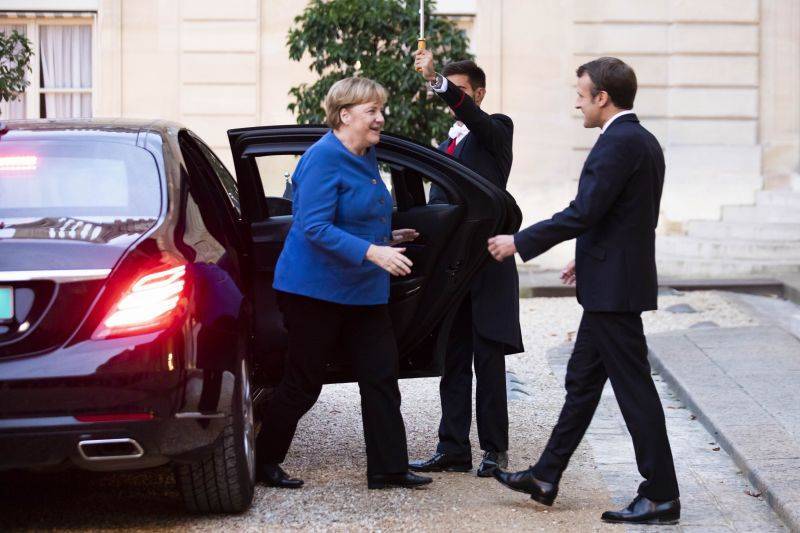 Меркель подвезли прямо ко входу в Елисейский дворец