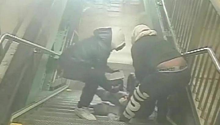Грабители с тазерами жестоко избили двух туристок в метро Нью-Йорка