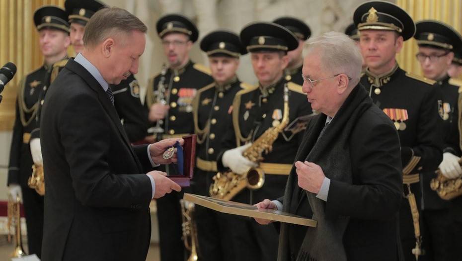 Беглов наградил Пиотровского почетным знаком "За заслуги перед Санкт-Петербургом"