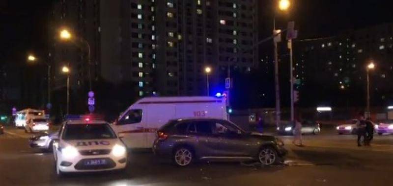 Два человека пострадали при столкновении трех автомобилей в Новой Москве