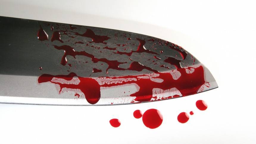 Жуткие фото 18+: мужчина искромсал ножом обнаженную женщину в подъезде московского дома