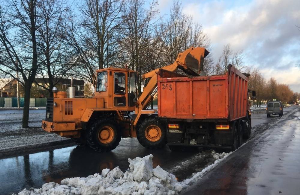 Дорожные службы устранили последствия снегопада в Санкт-Петербурге