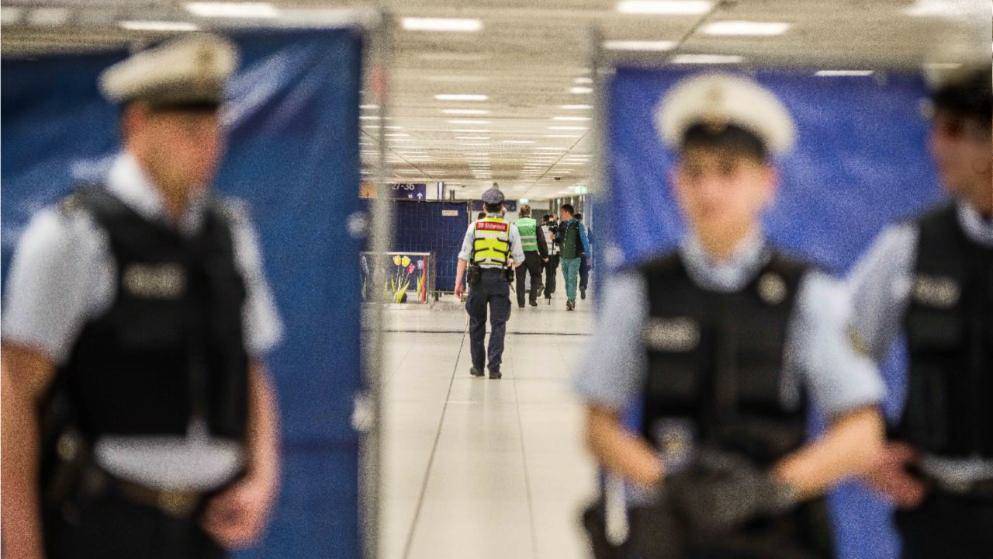 Ударил со спины: на вокзале Мюнхена молодой мужчина набросился с ножом на полицейского