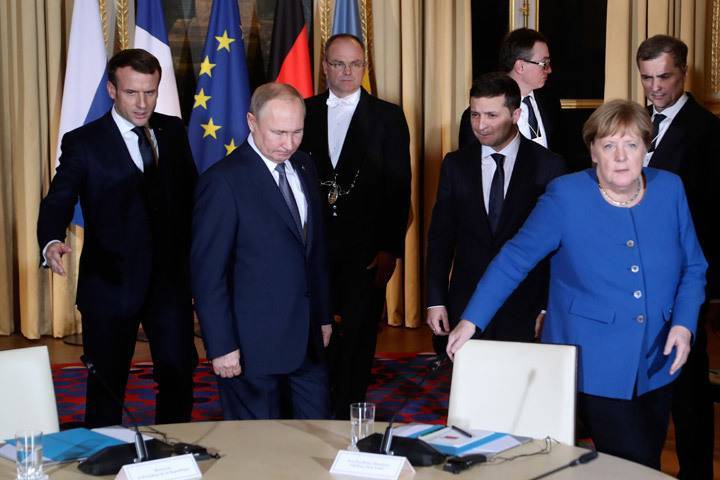Зеленский на саммите «нормандской четверки» едва не уселся место Путина