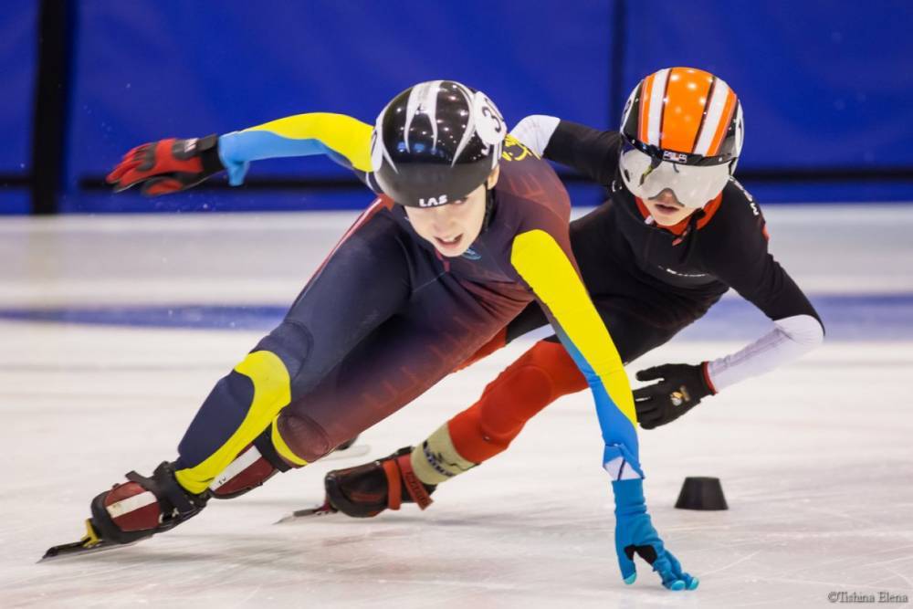 Юные оленегорские и мончегорские конькобежцы соревновались на открытии сезона