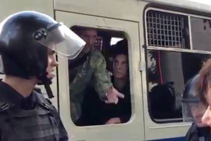 Участнику акции в Москве дали три года тюрьмы из-за выдавленного стекла автозака