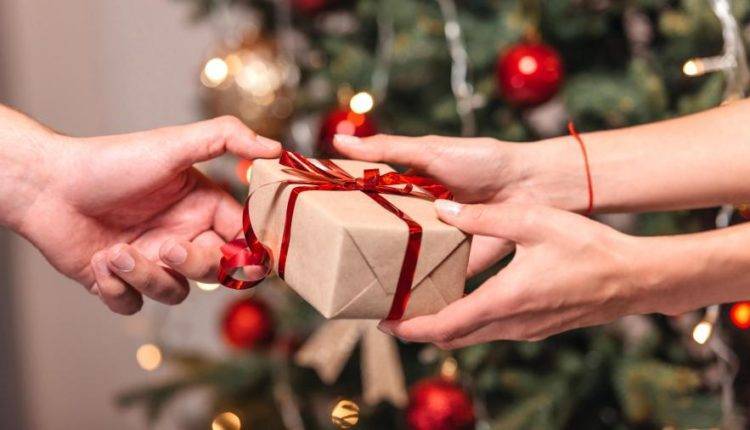 Консультант по этикету назвала топ-9 неудачных подарков на Новый год