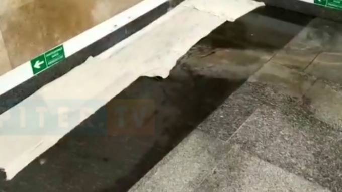 На станции метро "Дунайская" вновь заметили протечку с потолка