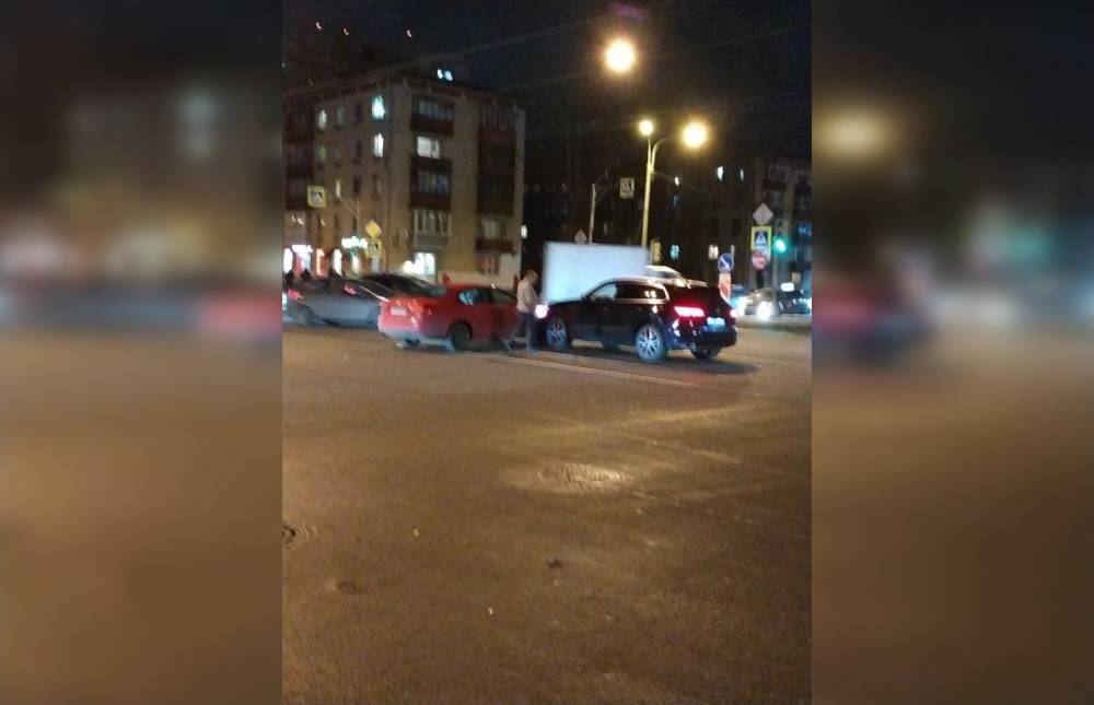 Две иномарки попали в ДТП и остановили движение трамваев в Московском районе
