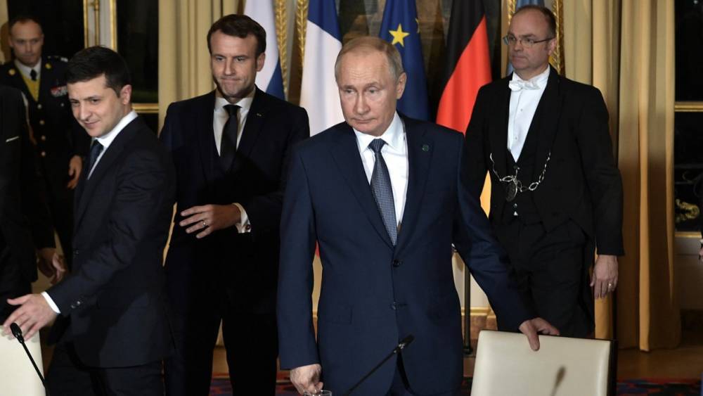Появилось видео, как Зеленский хотел занять место Путина на саммите «нормандской четверки»