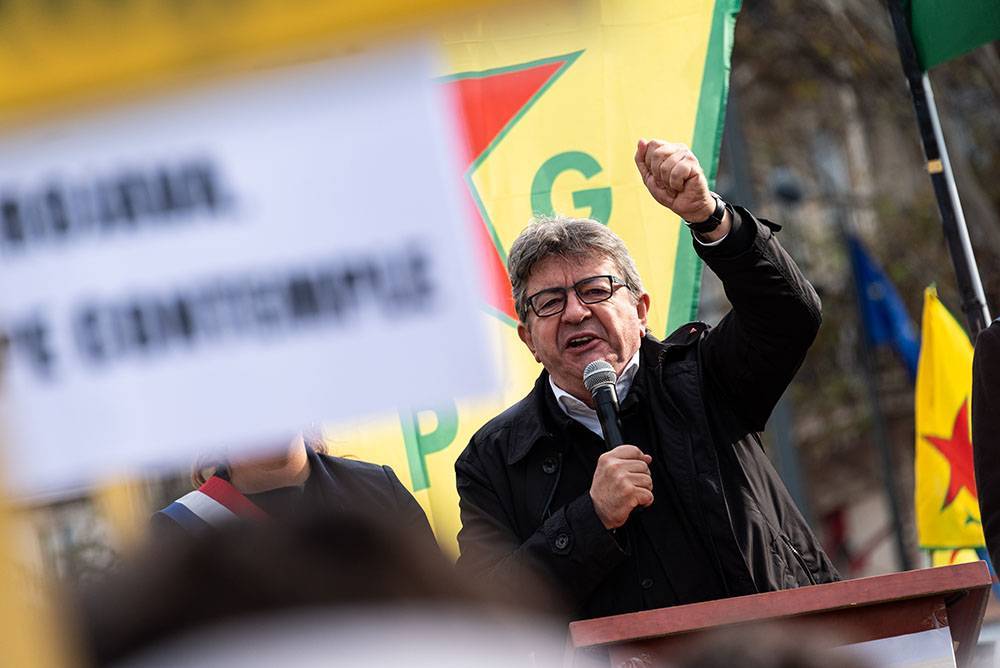 Суд приговорил лидера французских крайне левых к условному сроку