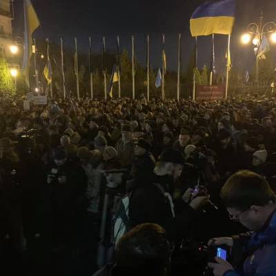 Около 800 человек принимают участие в митинге у офиса президента Украины