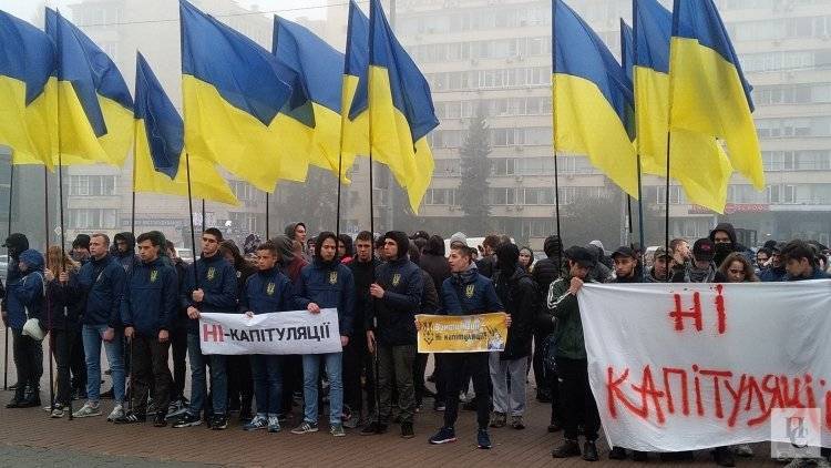 Примерно 800 протестующих продолжают протестовать у офиса Зеленского