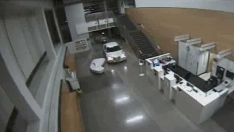Женщина въехала на автомобиле в холл полицейского участка в Сан-Педро. С ней в машине был младенец