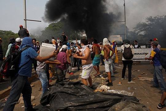 На границе Венесуэлы в ходе столкновений были ранены более 300 человек