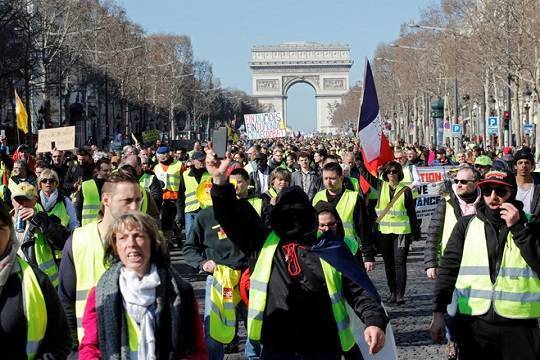 Улицы Парижа захлестнула очередная акция «жёлтых жилетов»