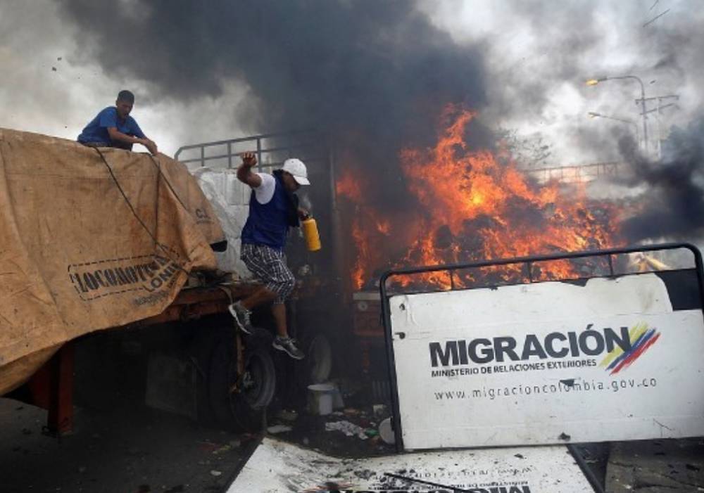Полиция Венесуэлы подожгла грузовики с гумпомощью. При попытке ввезти ее в страну погибли два человека